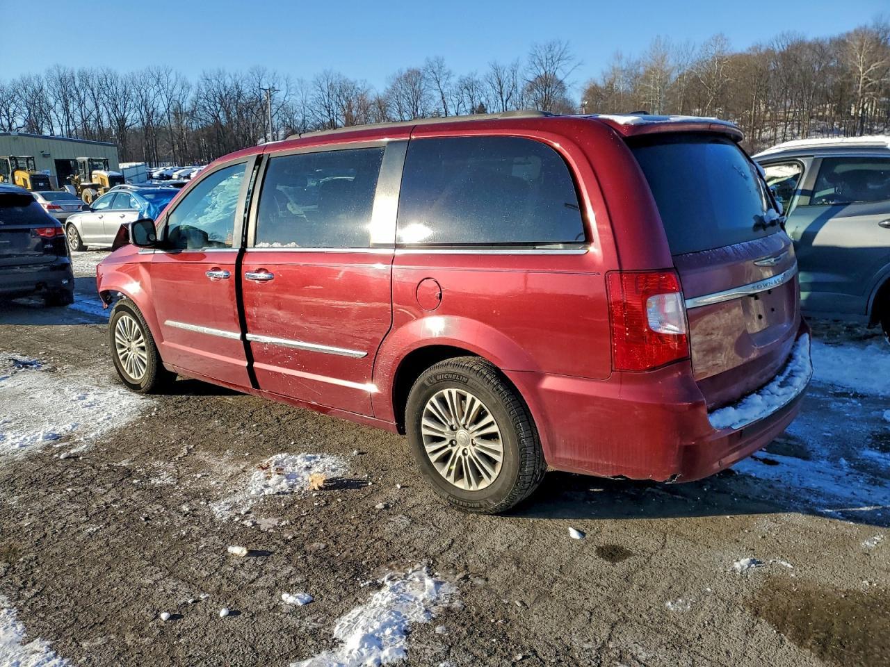 2014 Chrysler Town & Country Touring L - Фото 2