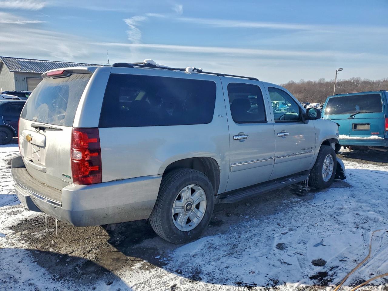 2010 Chev Suburban K - Фото 3