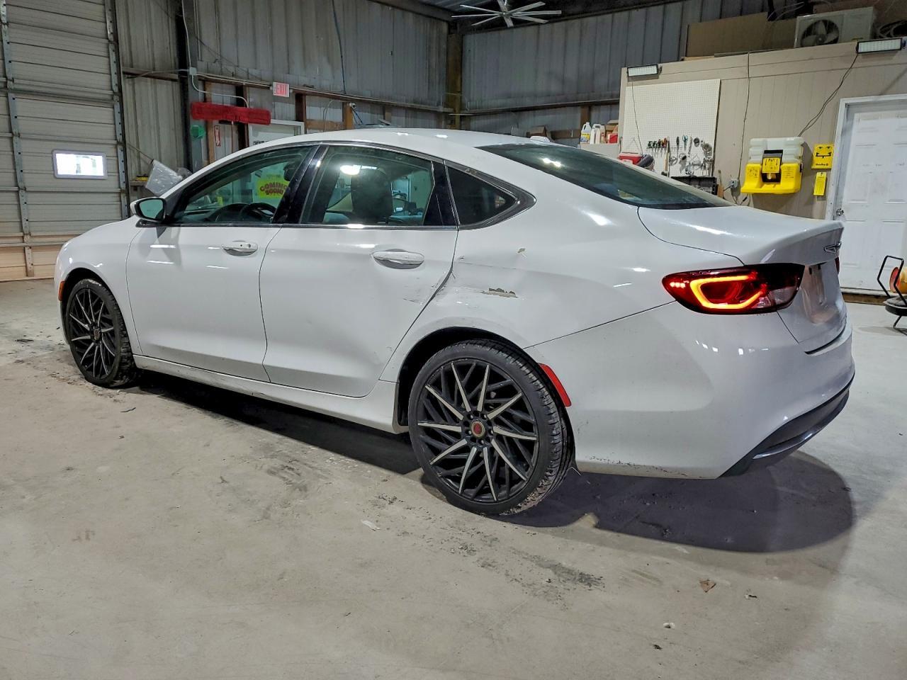 2015 Chrysler 200 Limited - Фото 2