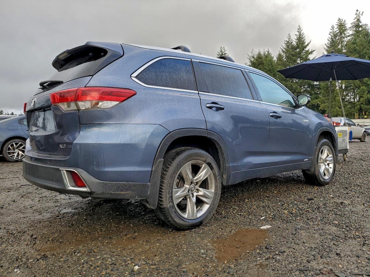 2019 Toyota Highlander Hybrid Limited - Image 3