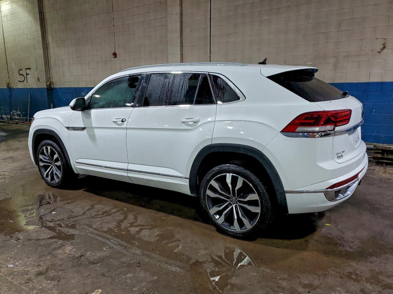 2020 Volkswagen Atlas Cross Sport Sel R-Line - Image 2