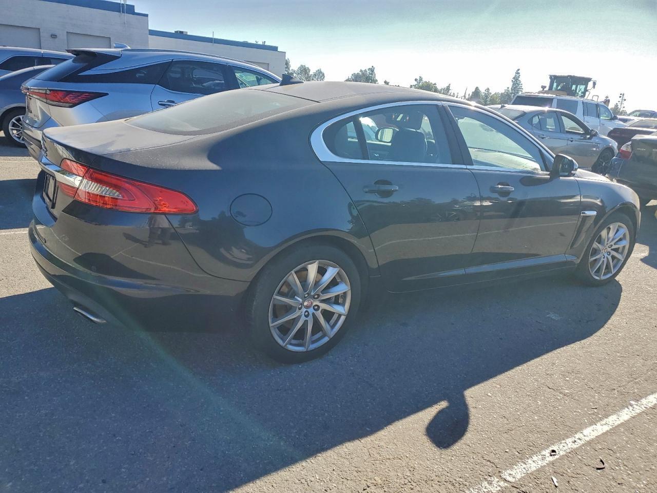2015 Jaguar Xf 2.0T Premium - Фото 3