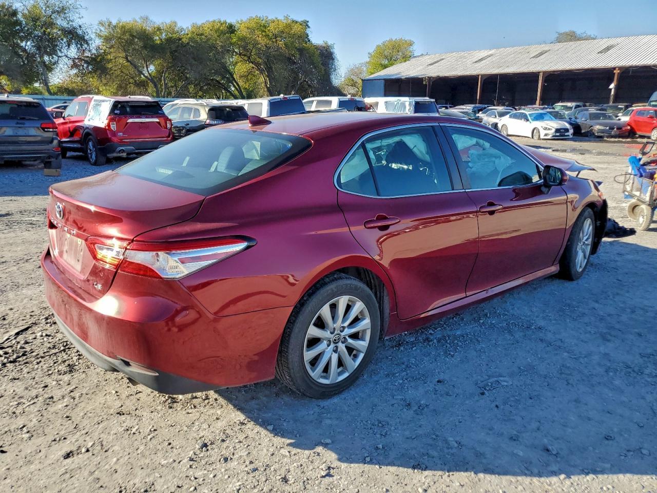 2020 Toyota Camry Le - Фото 3