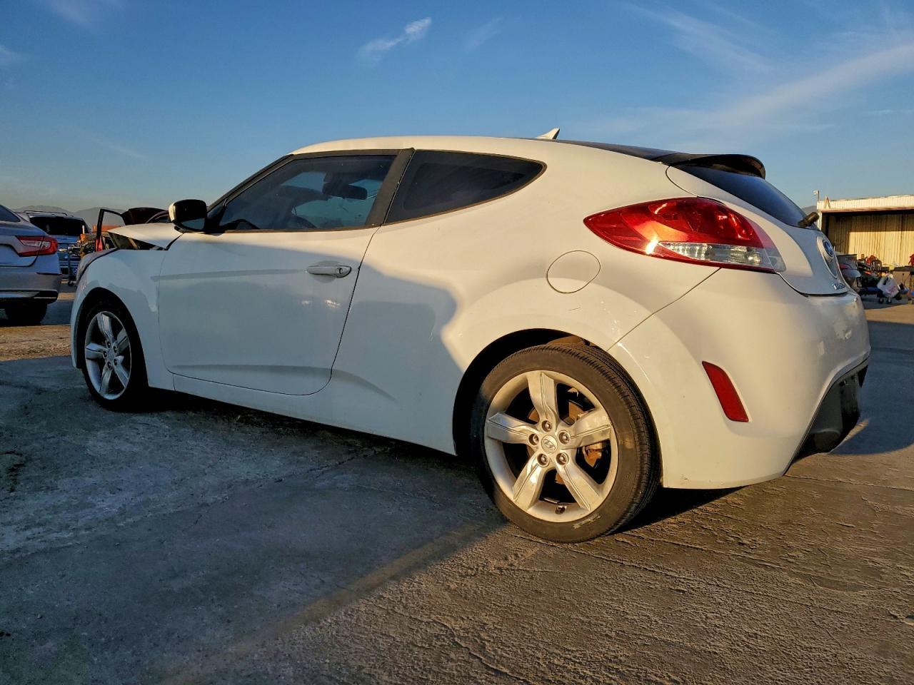 2015 Hyundai Veloster - Фото 2