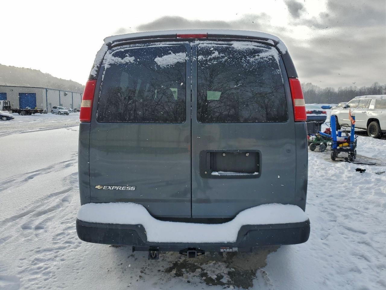 2017 Chevrolet Express G2500 Ls - Фото 6