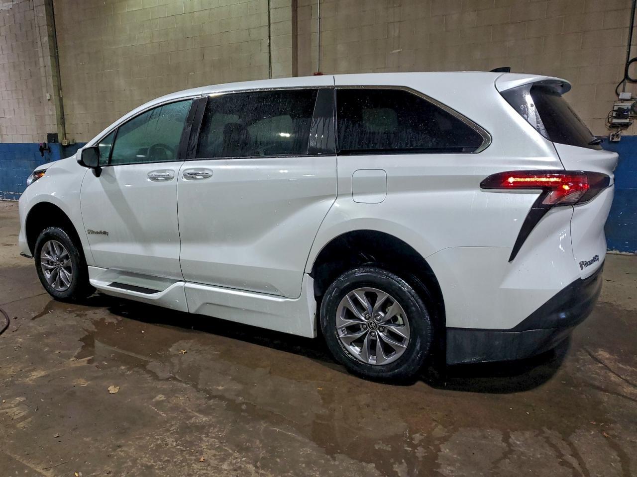 2022 Toyota Sienna Xle - Image 2