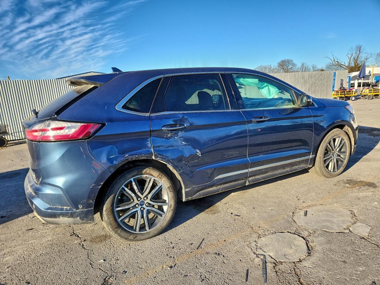 2019 Ford Edge Titanium - Image 3