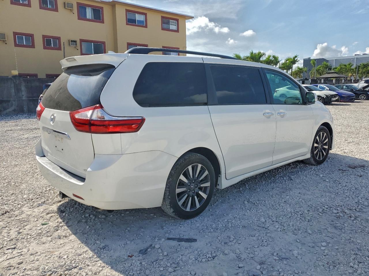 2019 Toyota Sienna Xle - Image 3