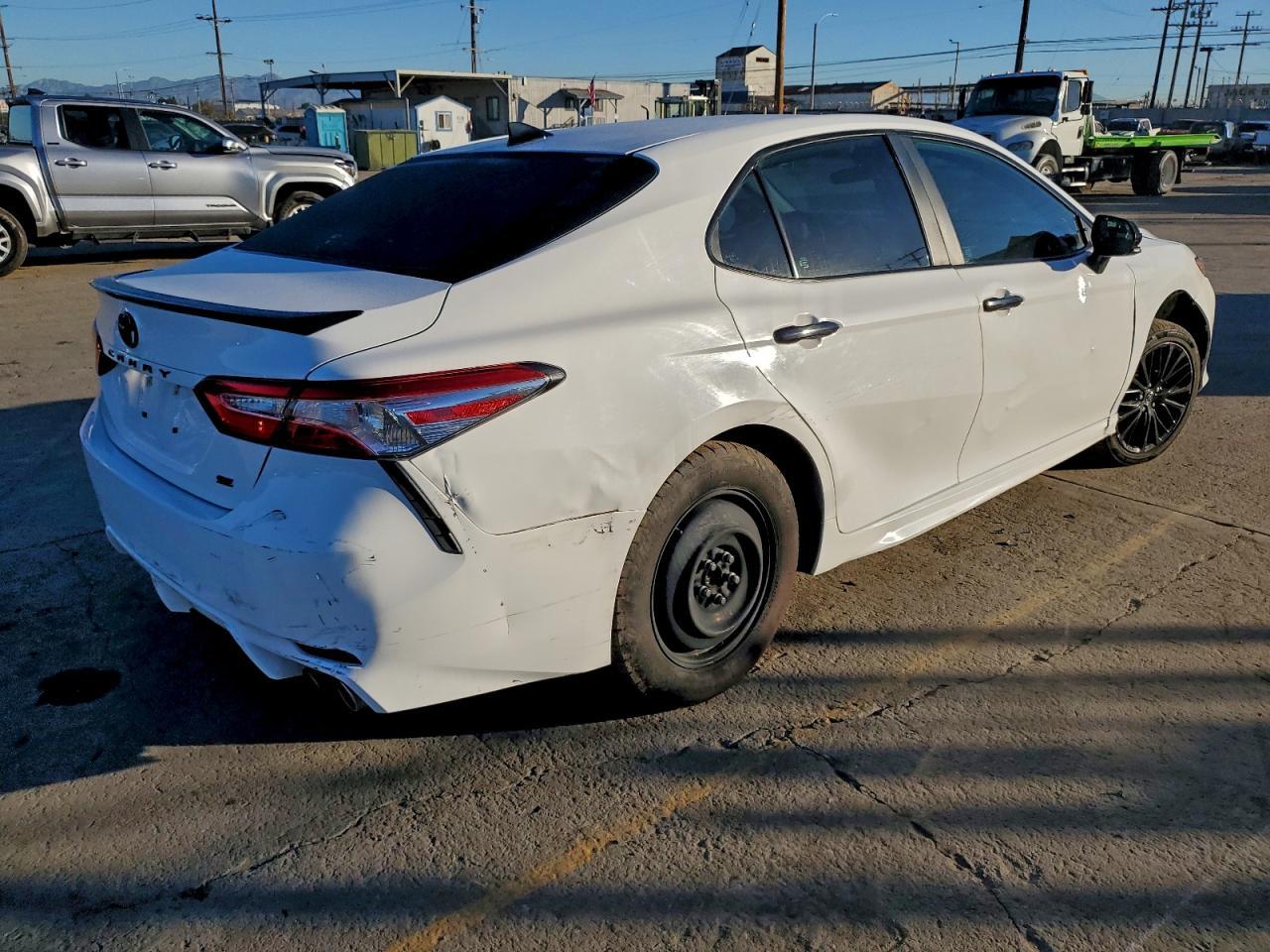 2020 Toyota Camry Se - Фото 3