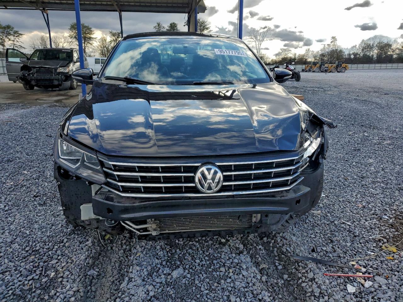 2019 Volkswagen Passat - Image 5