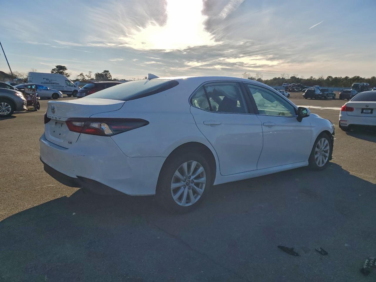 2020 Toyota Camry Le - Фото 3