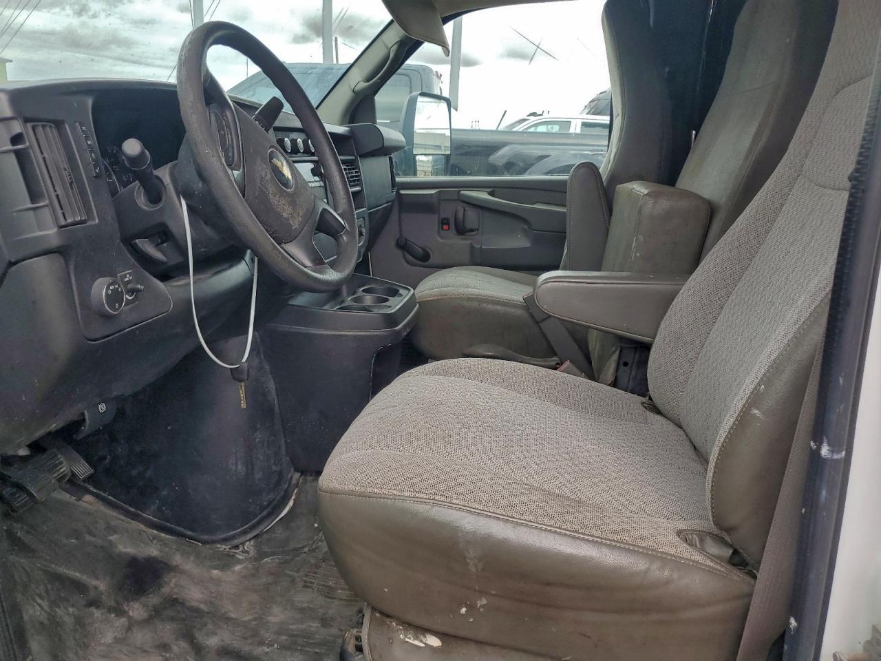 2015 Chevrolet Express Box Truck - Фото 7