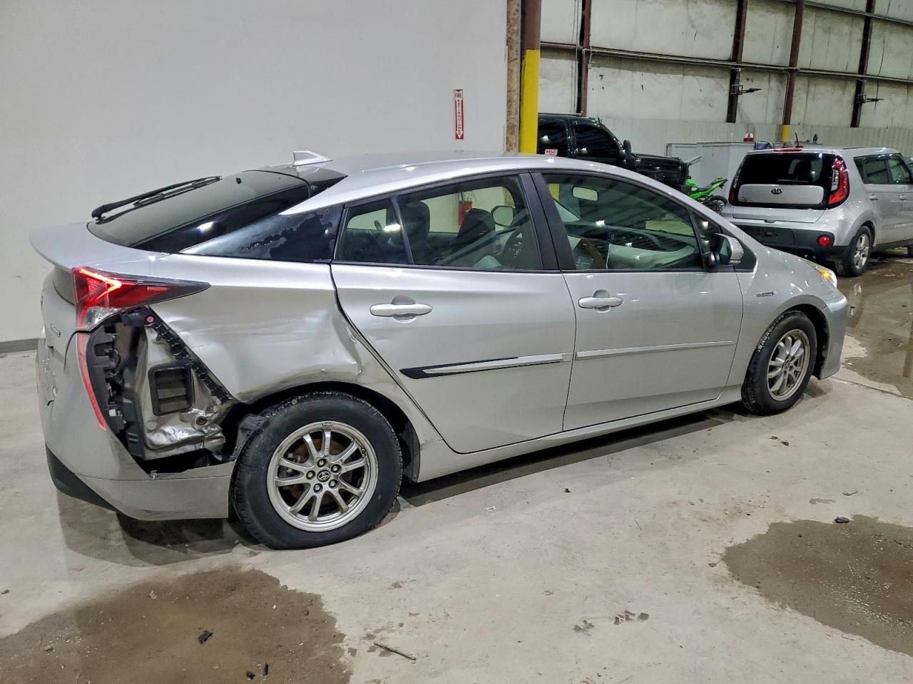 2016 Toyota Prius Two - Фото 3