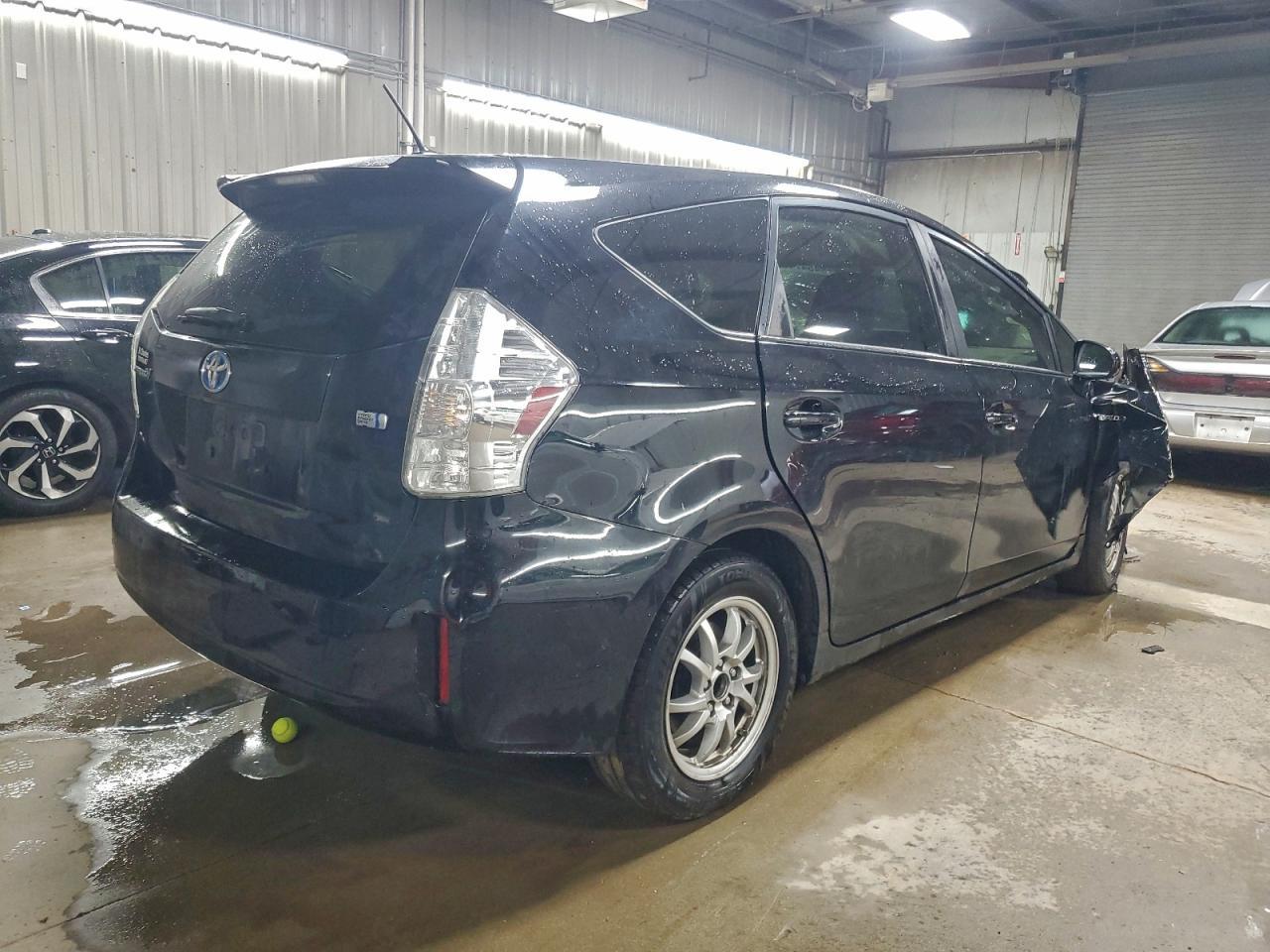 2014 Toyota Prius V Three - Фото 3