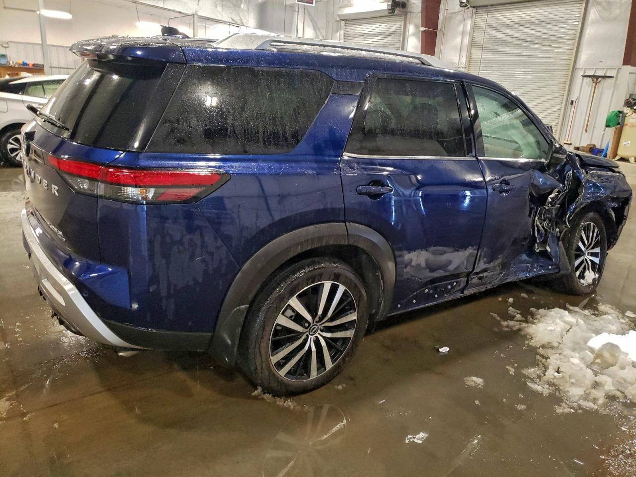 2025 Nissan Pathfinder Platinum - Фото 3