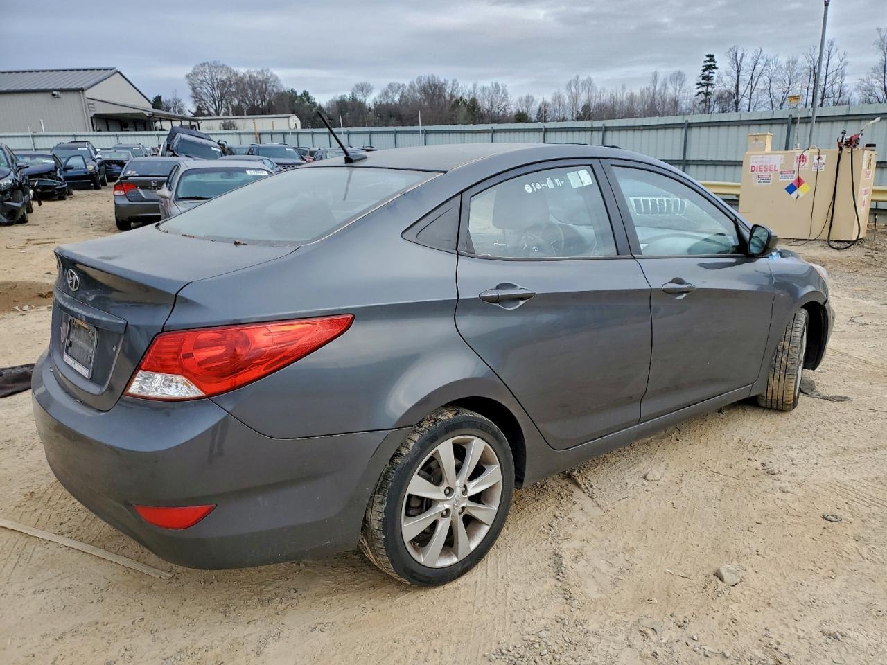 2012 Hyundai Accent Gls - Image 3