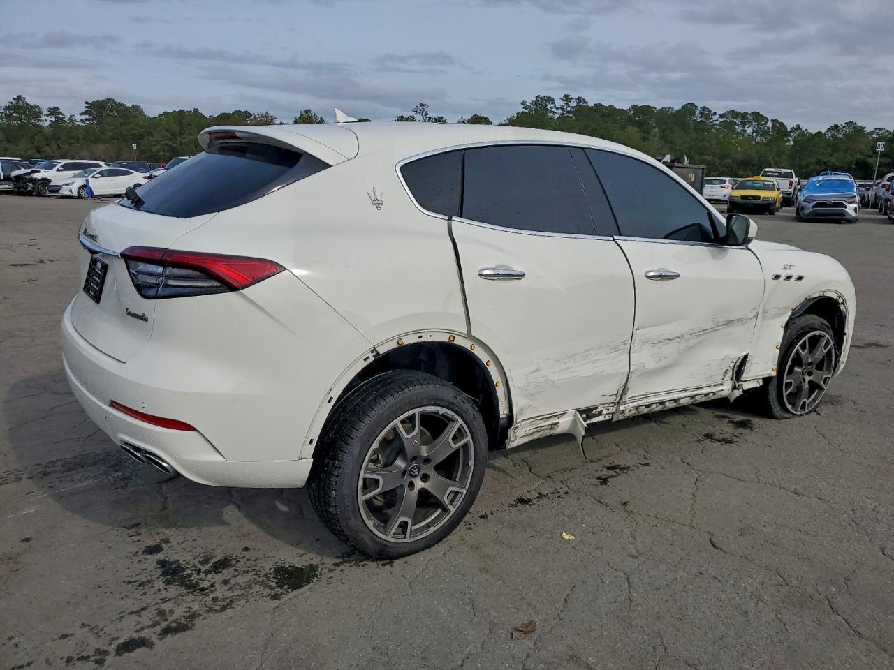2022 Maserati Levante Base - Фото 3