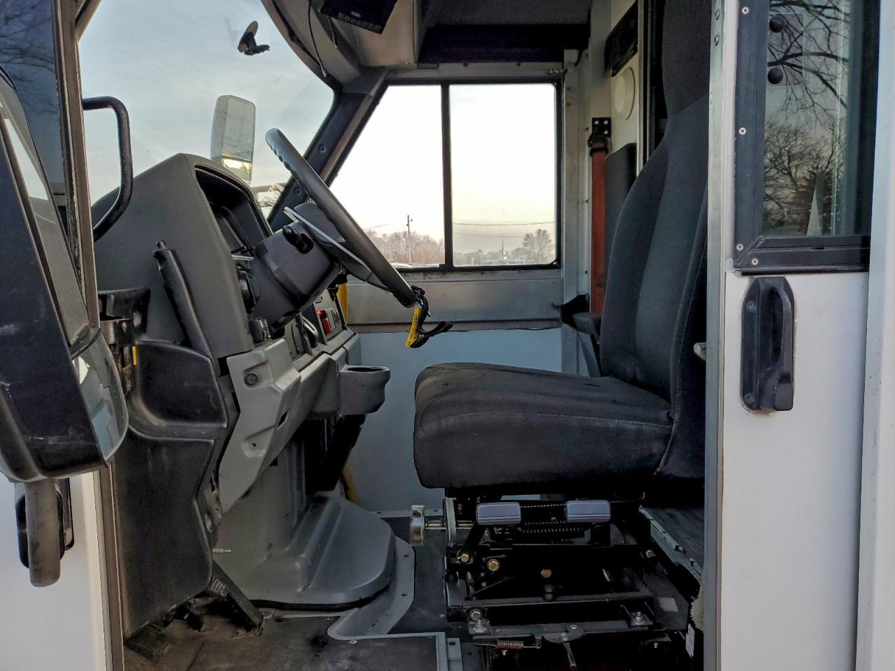 2013 Isuzu Npr Delivery Truck - Image 7