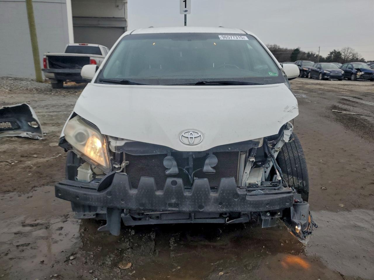 2016 Toyota Sienna Le - Image 5