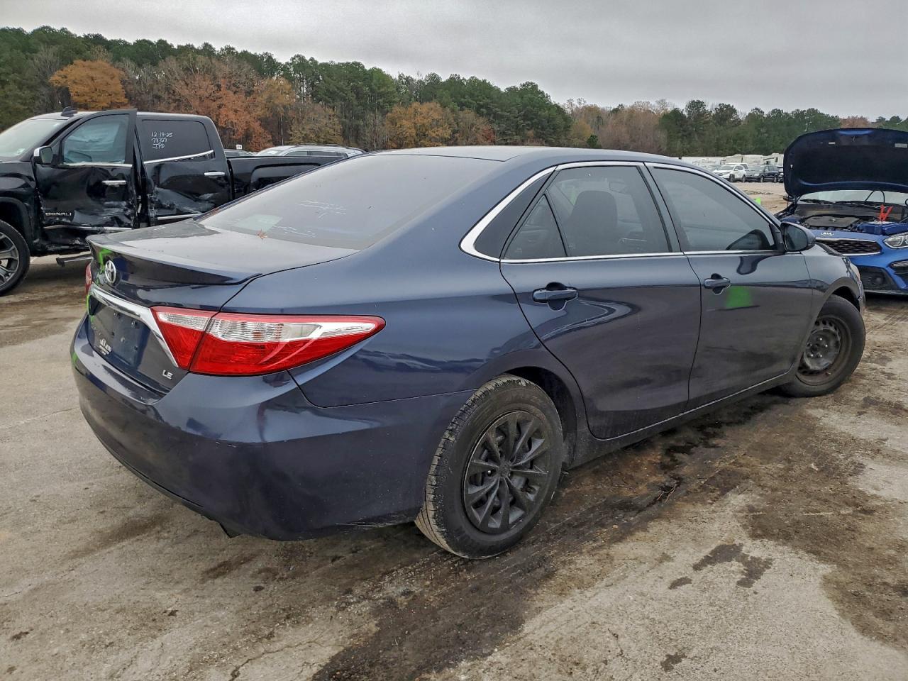 2015 Toyota Camry Le - Фото 3