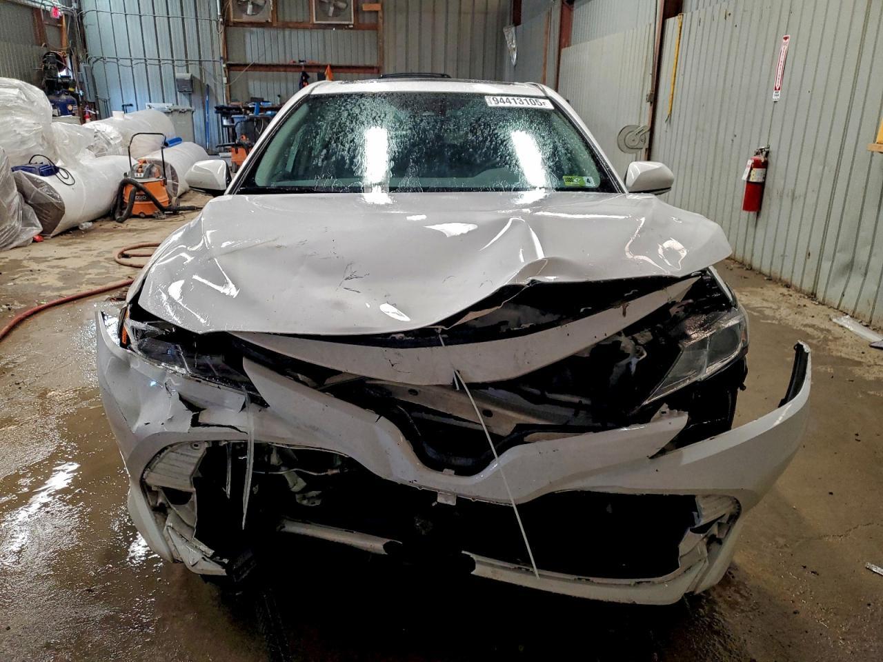 2020 Toyota Camry Le - Фото 5