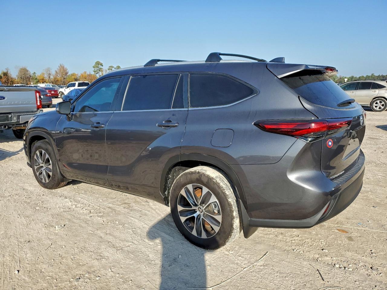 2024 Toyota Highlander Le - Image 2