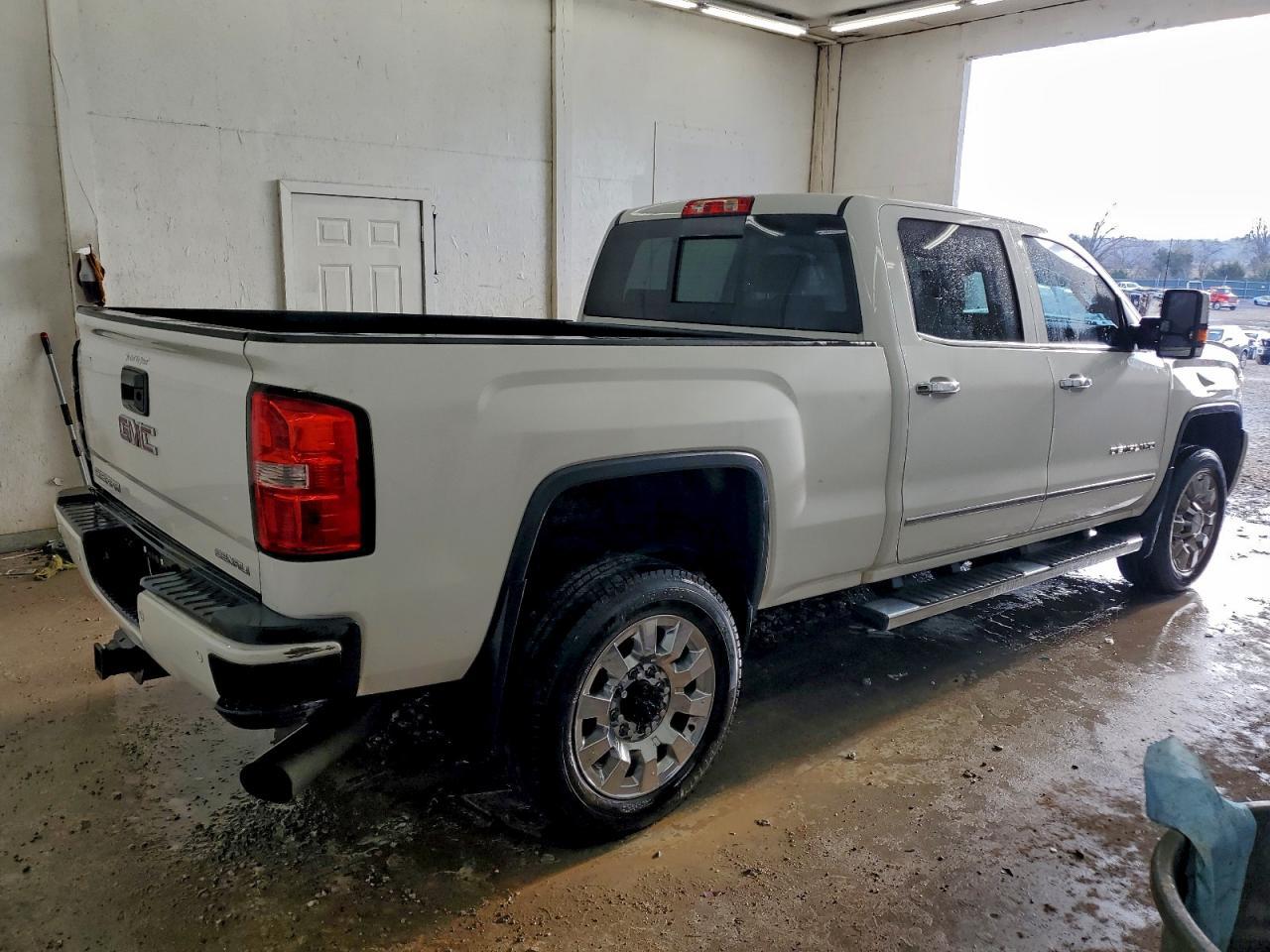 2015 GMC Sierra K2500 Denali - Image 3