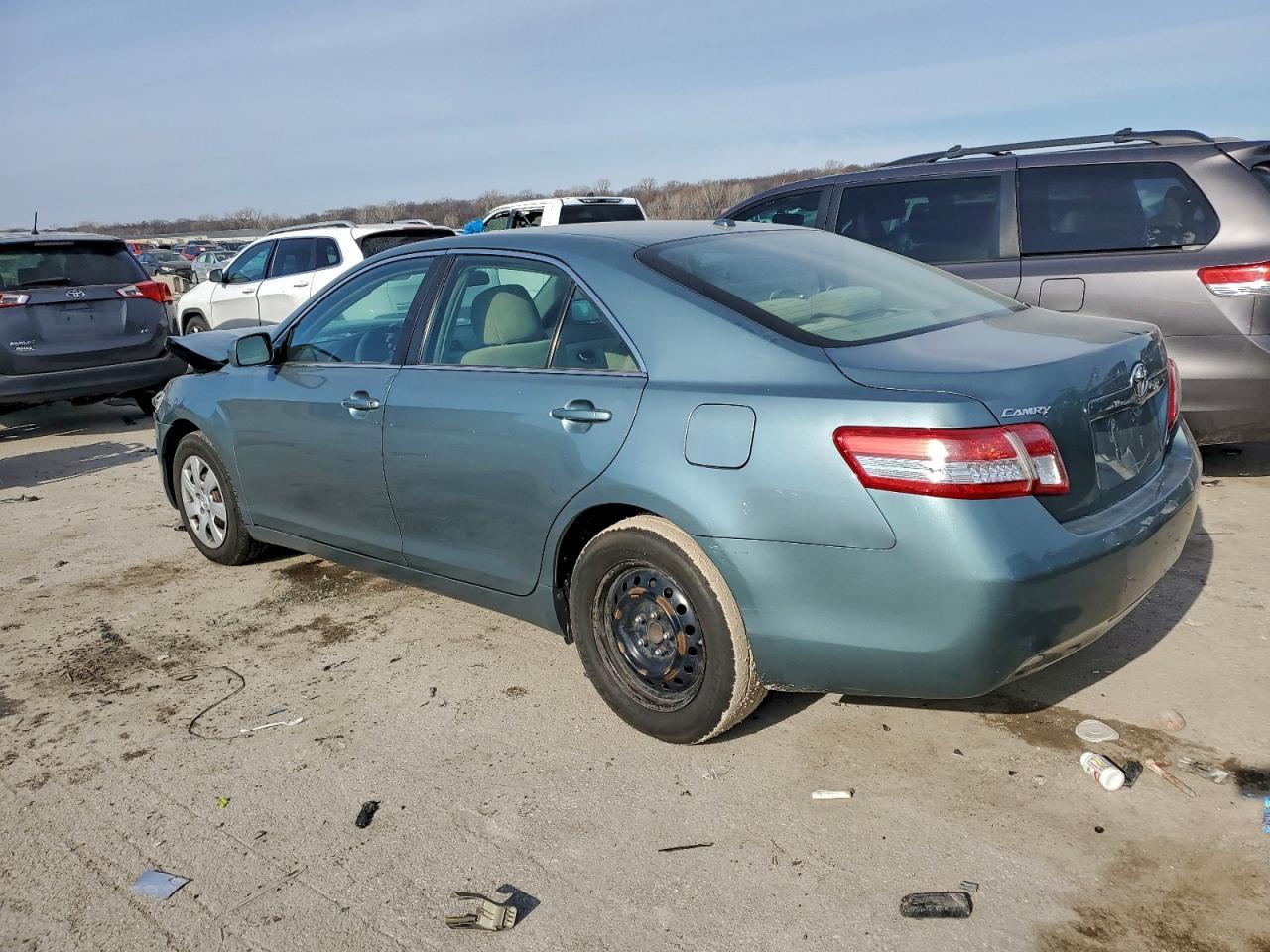 2010 Toyota Camry Le - Фото 2