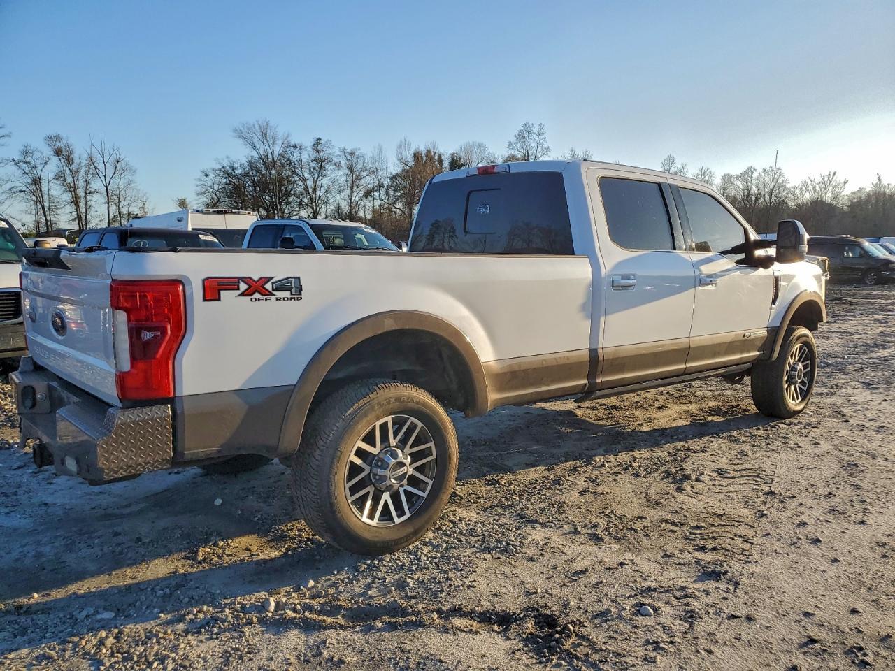 2017 Ford F350 Super Duty - Фото 3