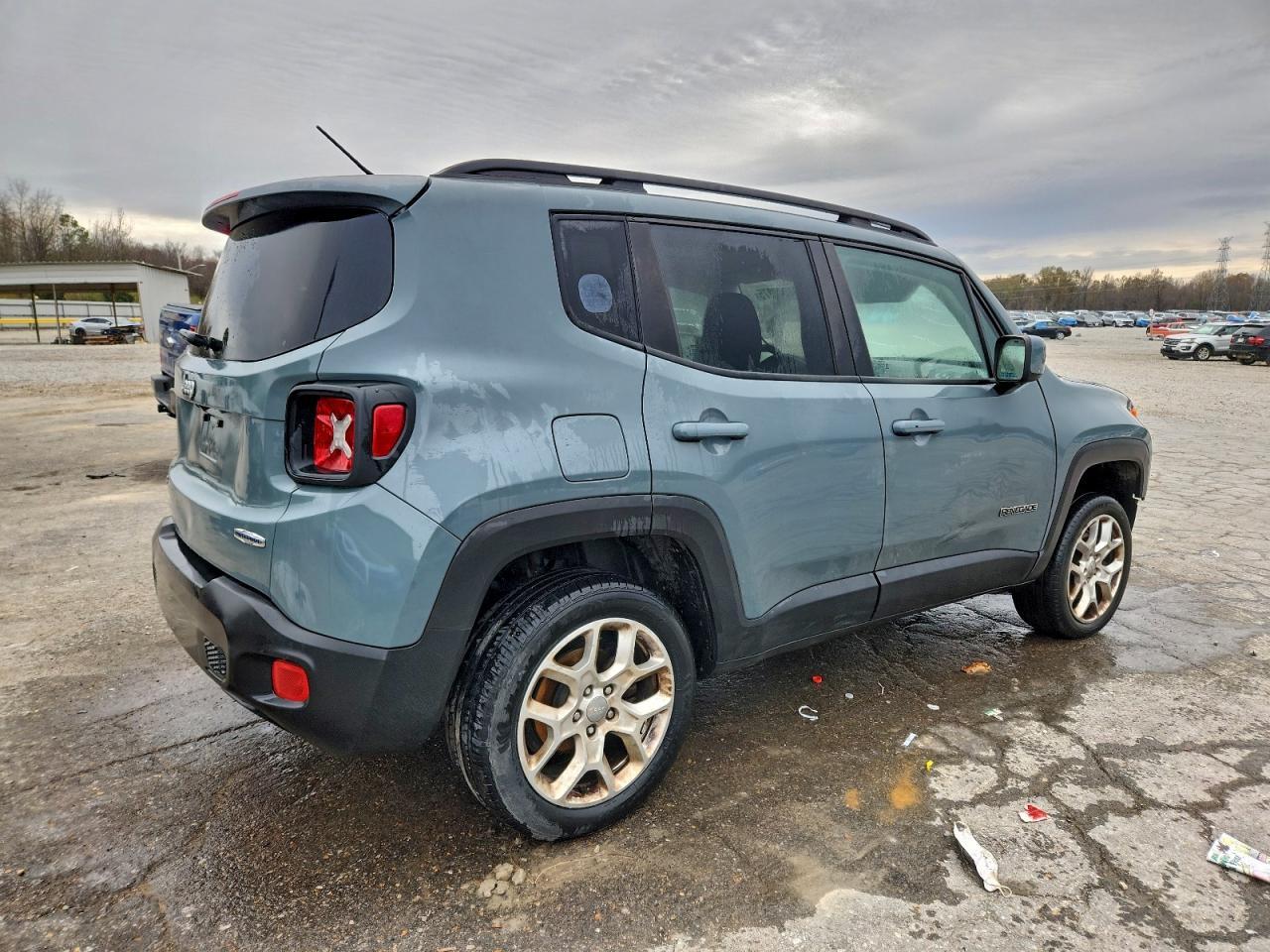 2017 Jeep Renegade Latitude - Image 3