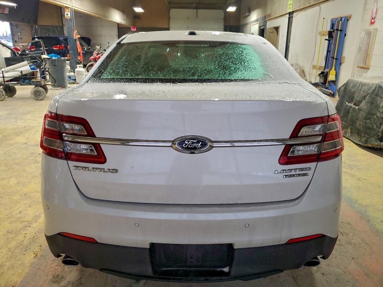 2015 Ford Taurus Limited - Image 6