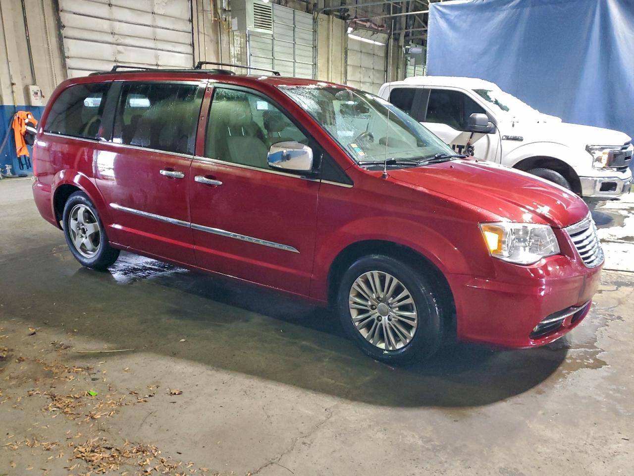 2015 Chrysler Town & Country Touring L - Image 4