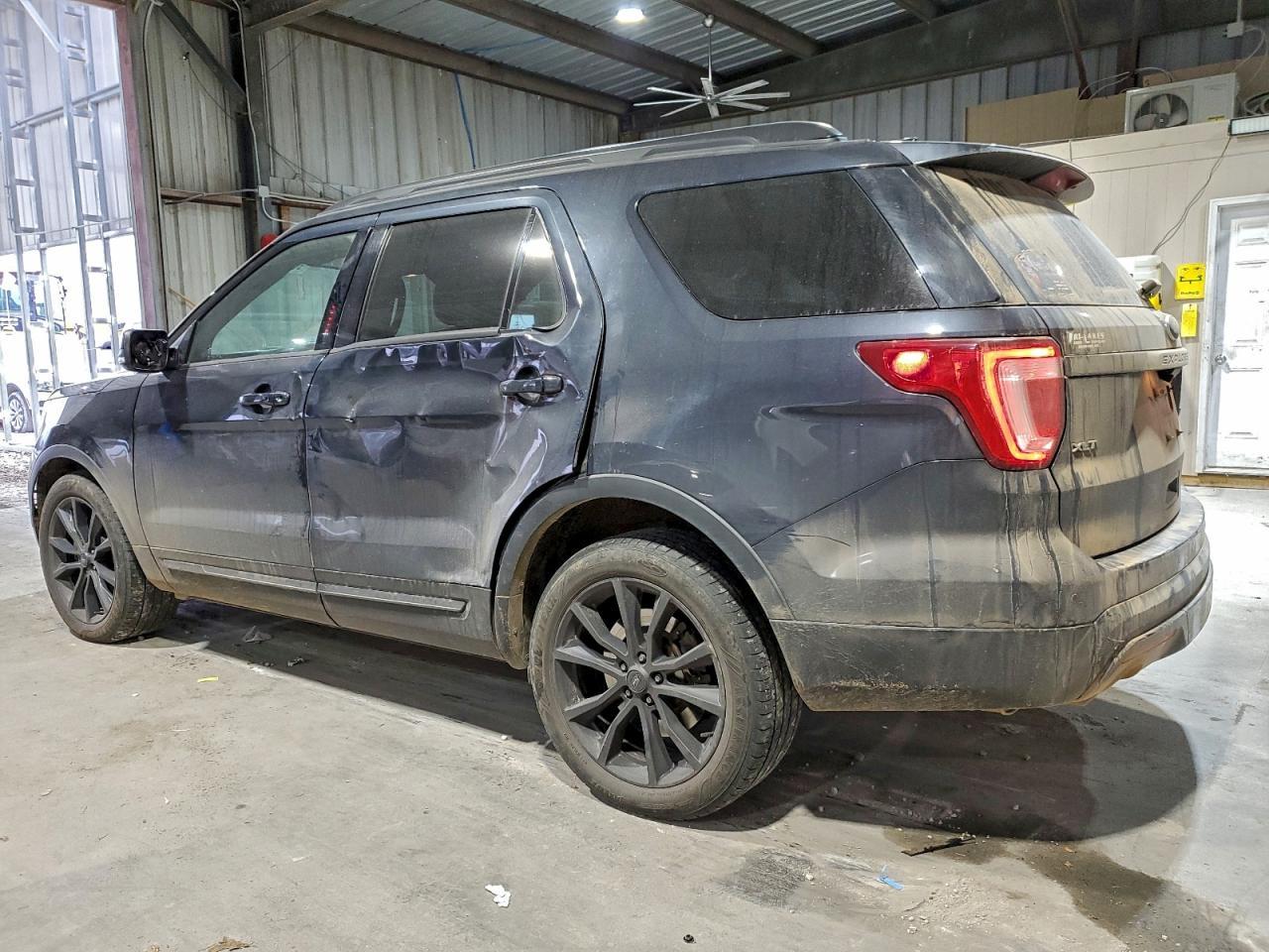 2017 Ford Explorer Xlt - Image 2