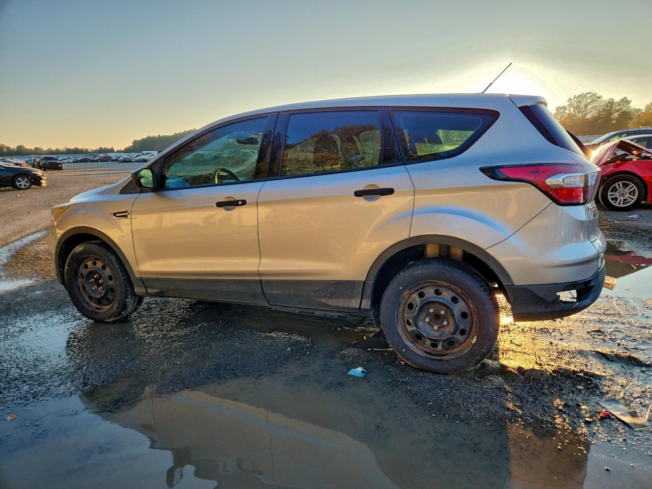 2017 Ford Escape S - Фото 2