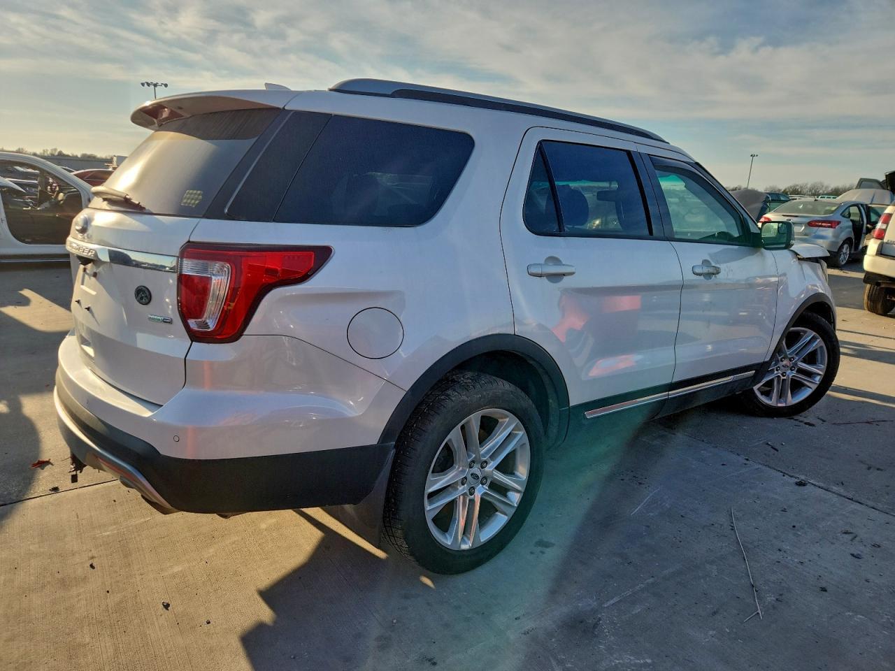 2016 Ford Explorer Xlt - Image 3