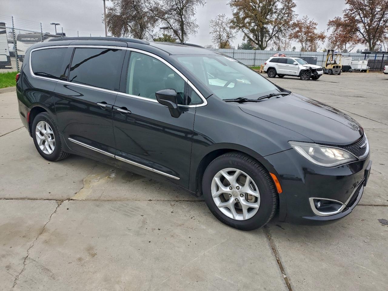 2017 Chrysler Pacifica Touring L - Фото 4