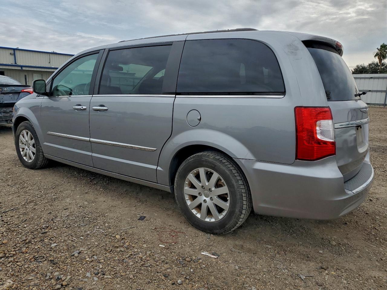 2015 Chrysler Town & Country Touring - Image 2