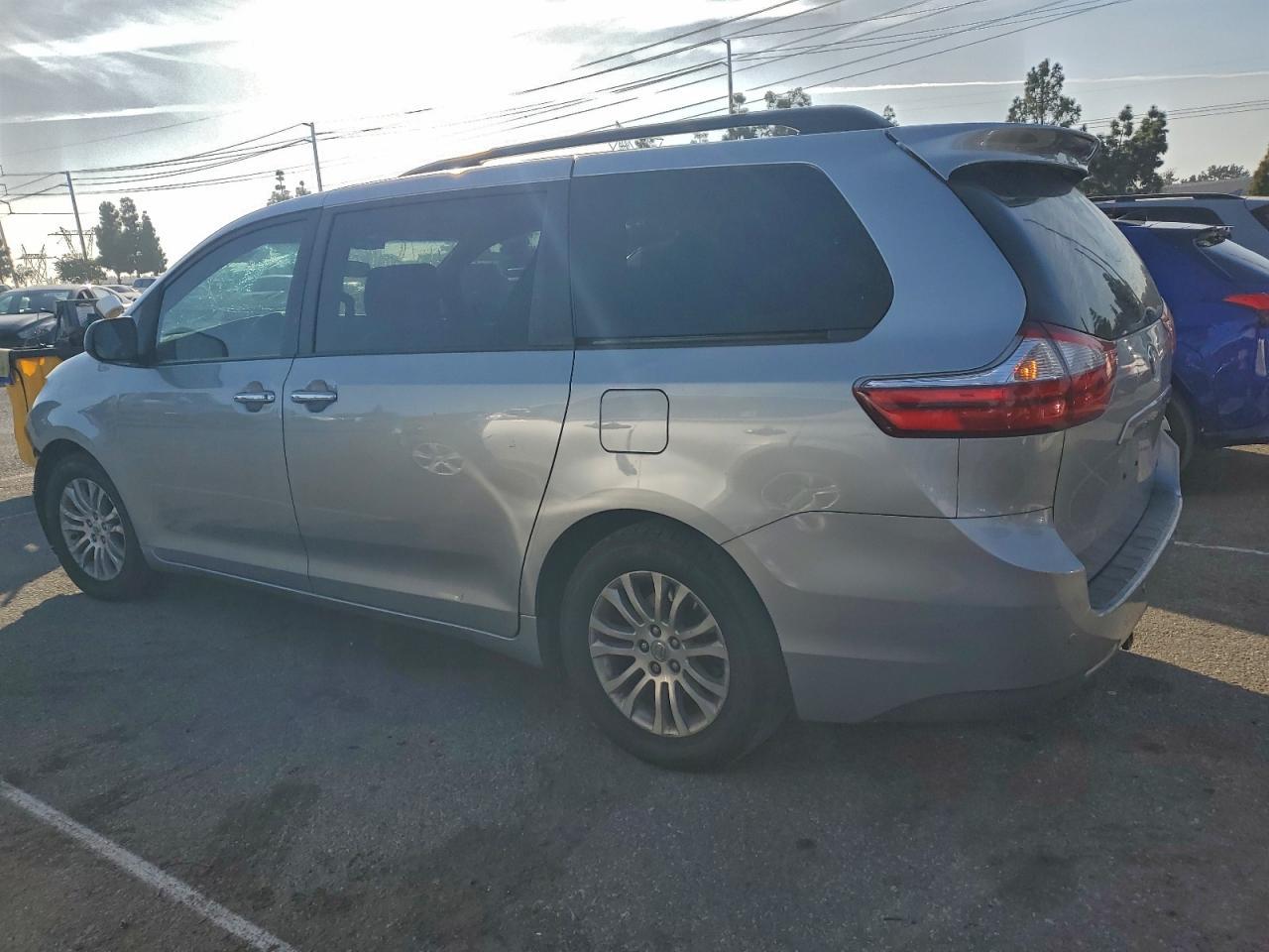 2015 Toyota Sienna Xle - Фото 2