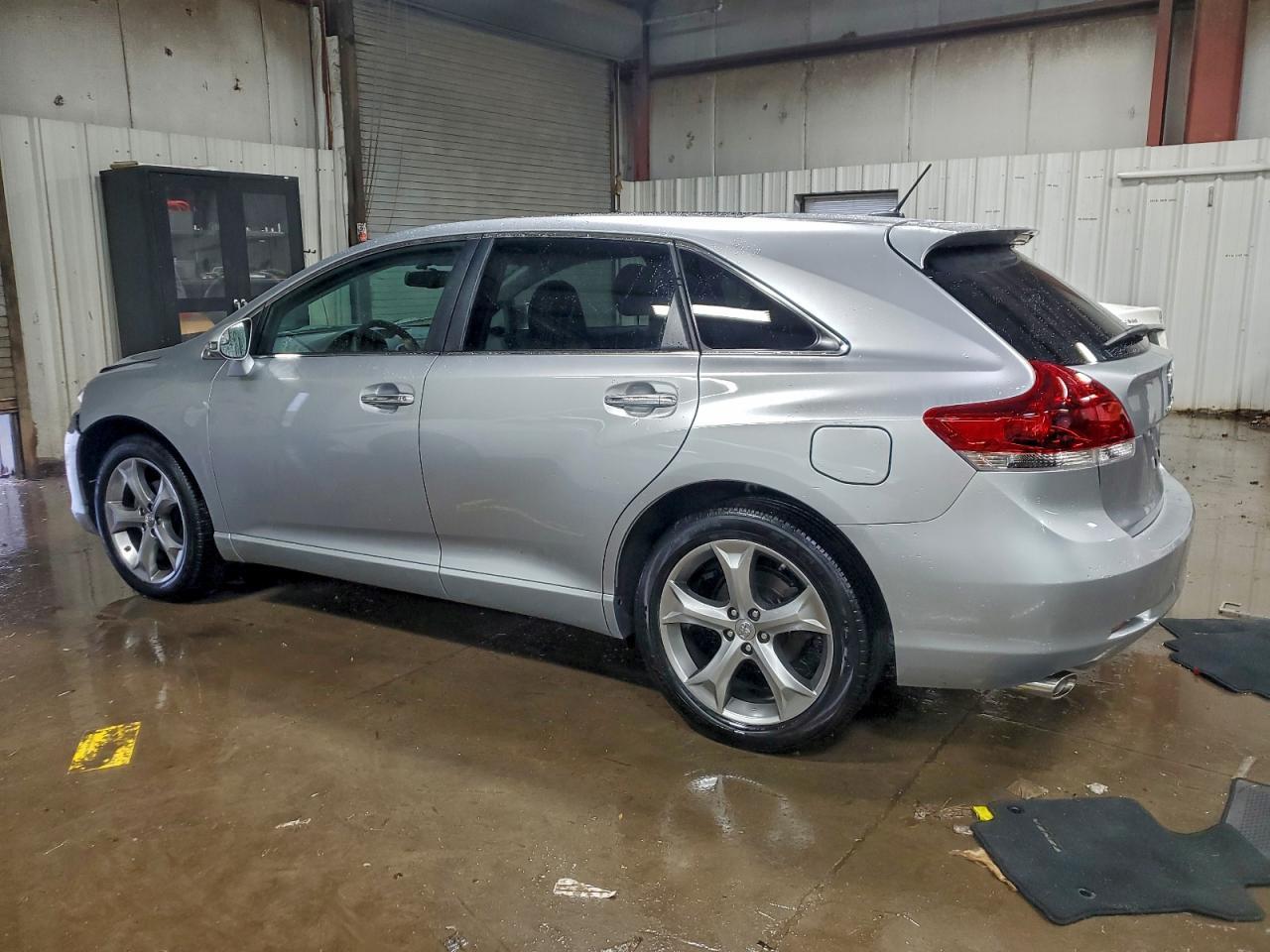 2015 Toyota Venza Le - Image 2