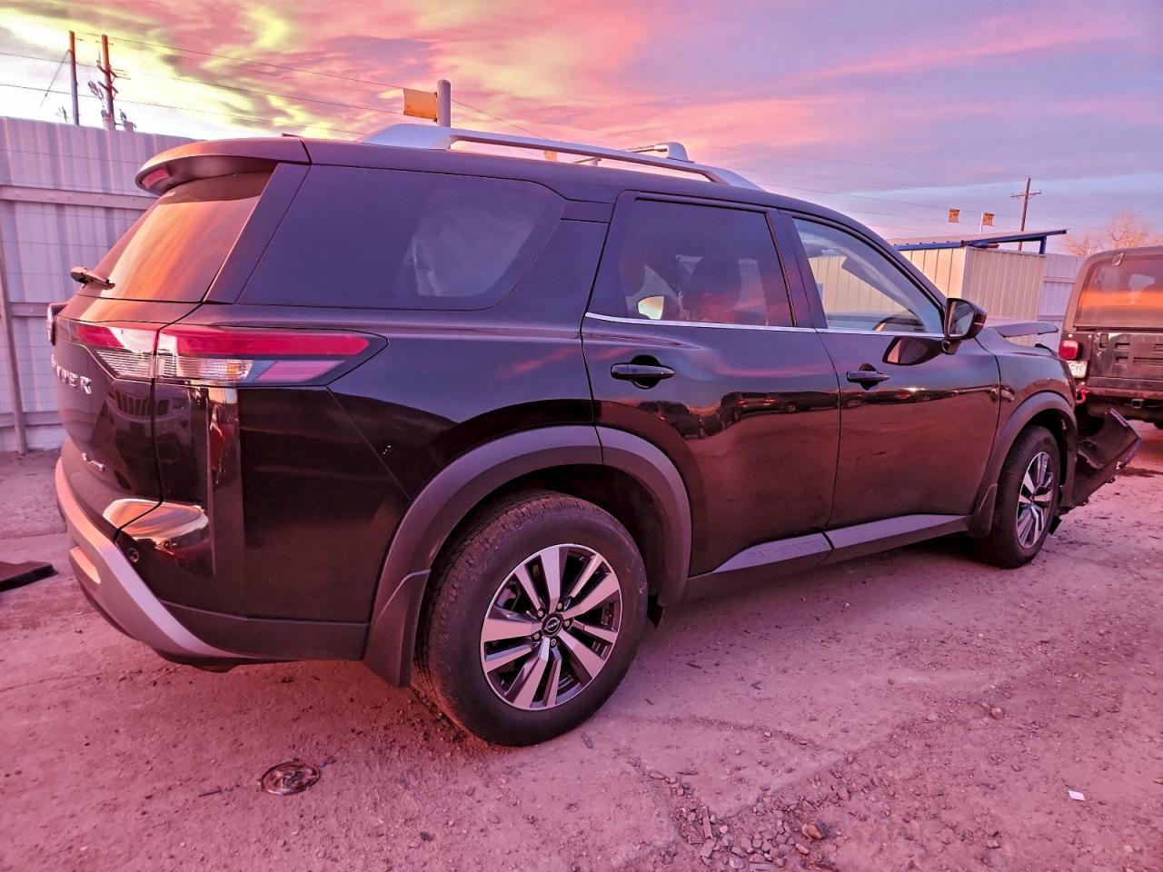 2023 Nissan Pathfinder Sl - Фото 3