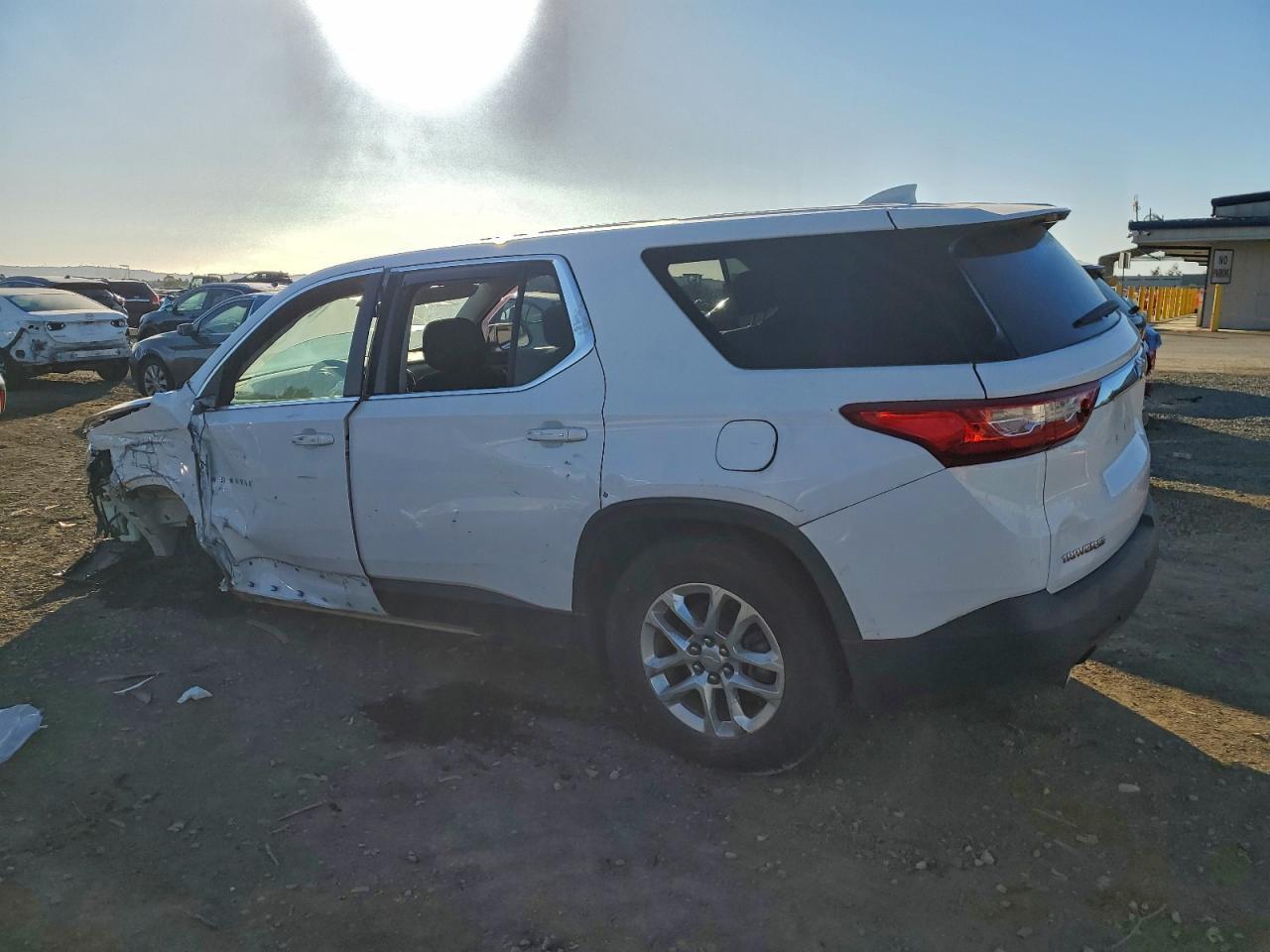 2021 Chevrolet Traverse Ls - Фото 2