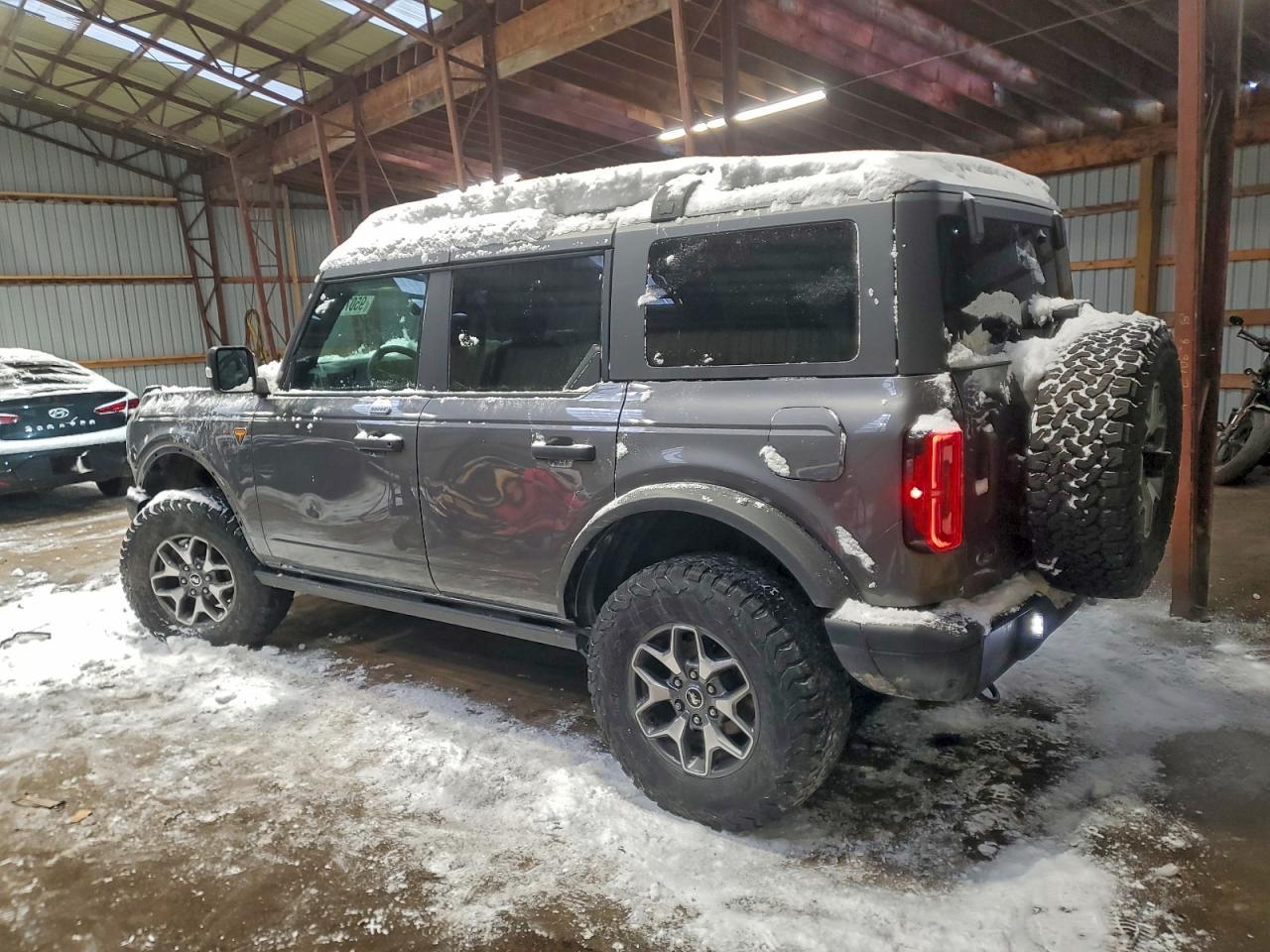 2022 Ford Bronco Base - Image 2