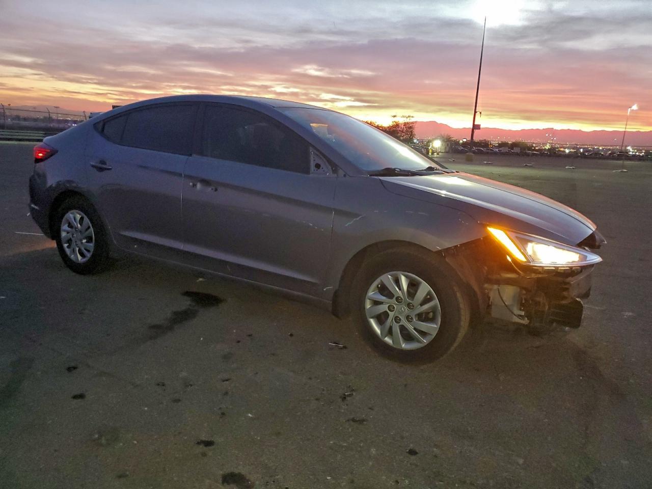 2020 Hyundai Elantra Se - Image 4