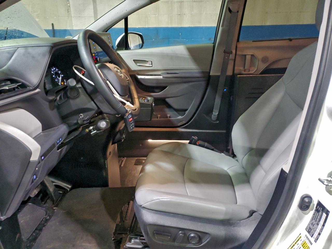 2022 Toyota Sienna Xle - Image 7