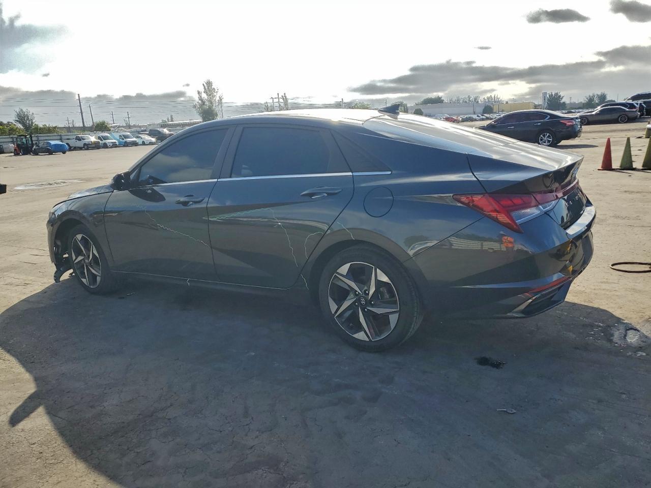 2021 Hyundai Elantra - Фото 2