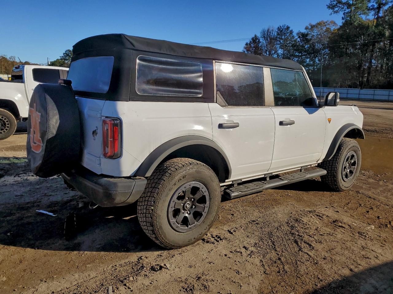2021 Ford Bronco Base - Image 3