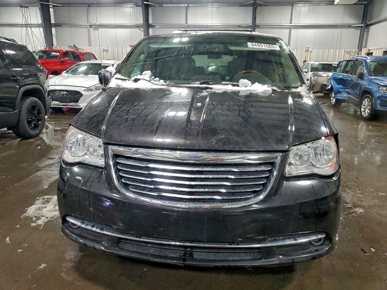 2014 Chrysler Town & Country Limited - Image 5