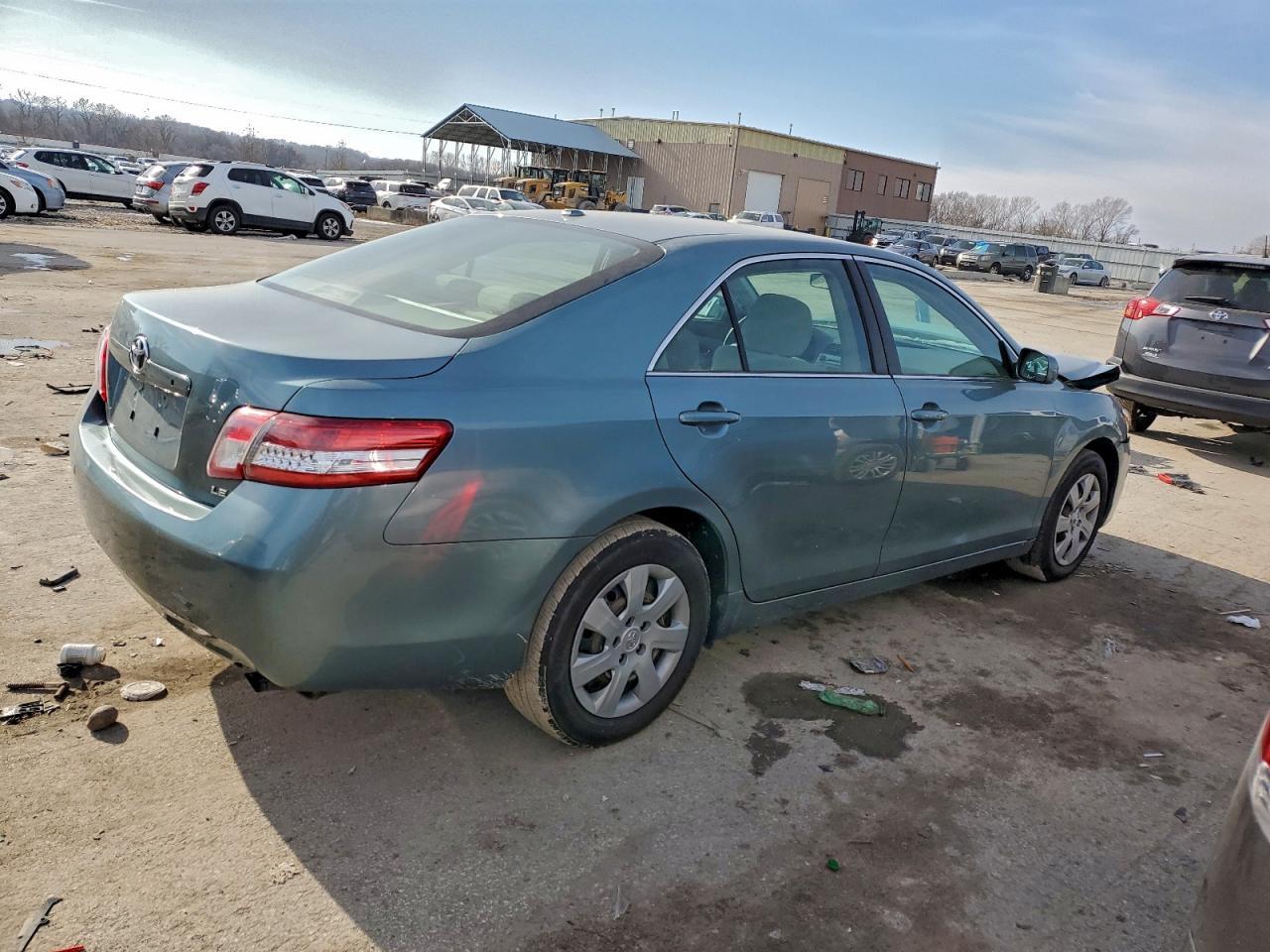 2010 Toyota Camry Le - Фото 3