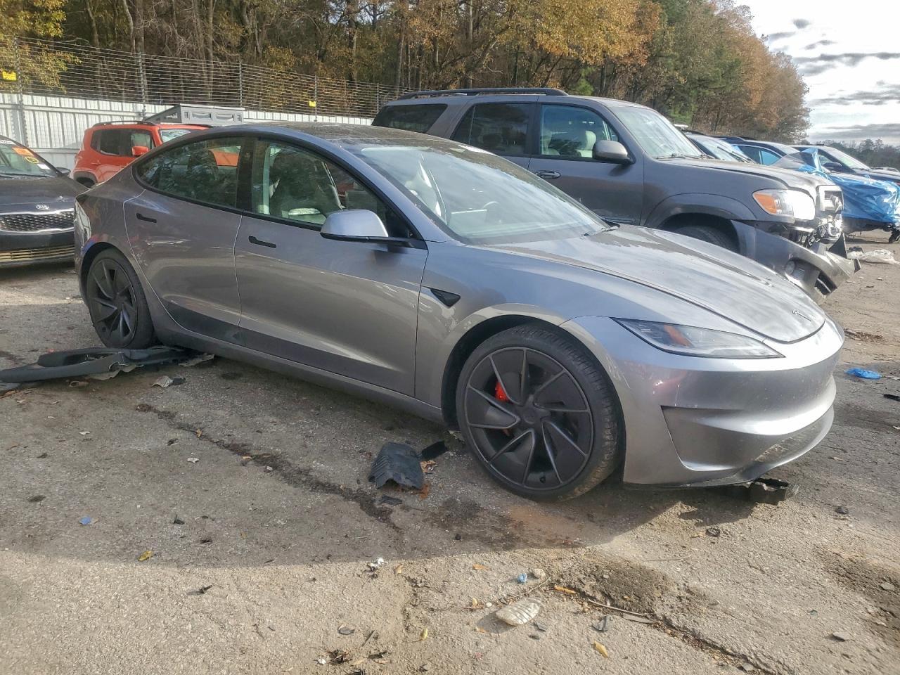 2025 Tesla Model 3 - Фото 4