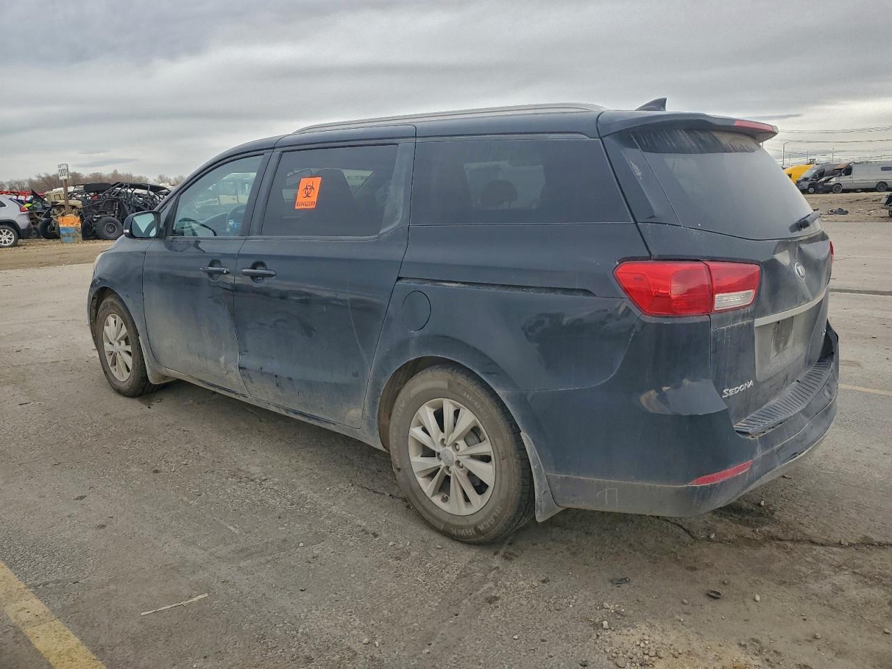 2015 Kia Sedona Lx - Image 2
